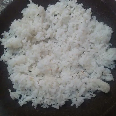 Haluskan 10 sdm nasi putih lalu sisihkan.