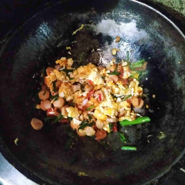 Masukkan orak-arik telur, sosis, dan bumbu lainnya.