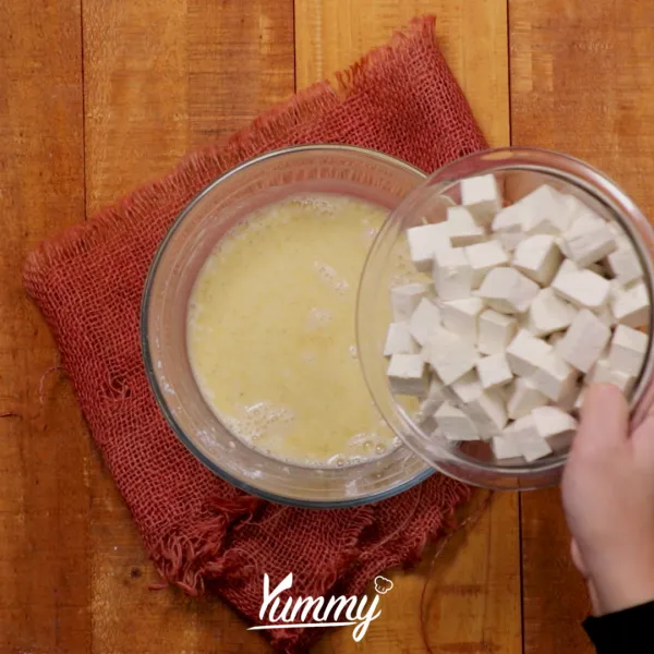 Masukkan potongan tahu ke dalam adonan selama 15 menit.