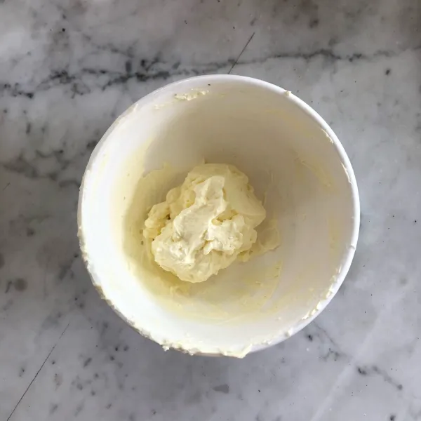 Kocok cream cheese sampai creamy menggunakan hand blender.