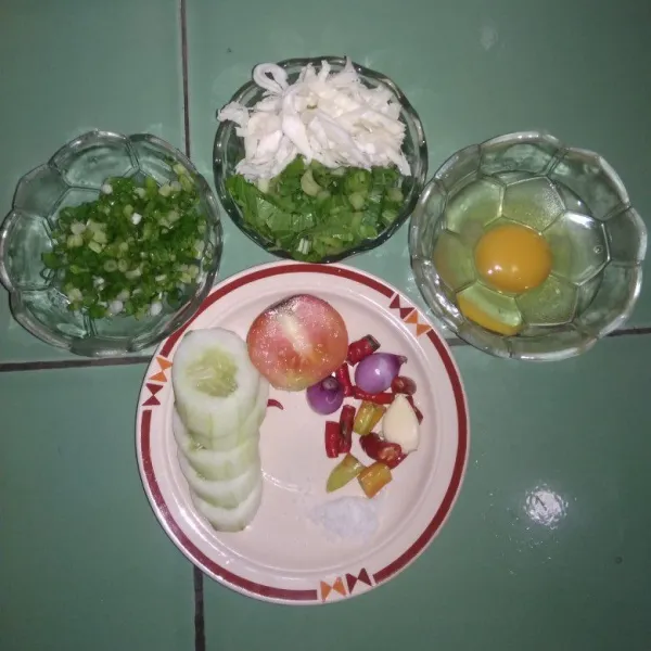 Haluskan cabai, bawang merah, bawang putih, garam dan potong sayuran