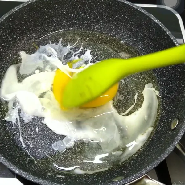 Panaskan wajan, masukan minyak dan masukan telur dan sambil diaduk aduk sampai matang