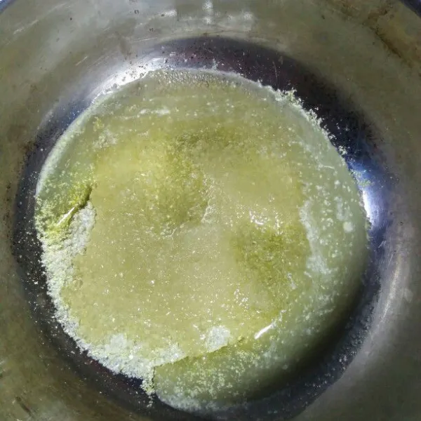Tuangkan 2 sdm bubuk matcha dan 2 sdm gula pasir ke dalam mangkuk, lalu larutkan dengan 2 sdm air panas.