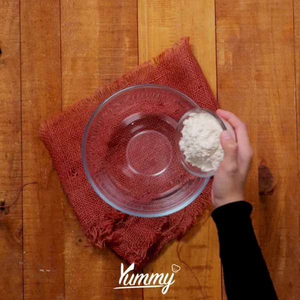 Campurkan tepung terigu, tepung maizena / tapioka, garam, kaldu jamur, baking powder, bubuk ketumbar, bawang putih, bubuk kari, dan air kaldu.