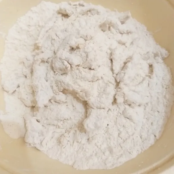 Gulingkan ke sisa tepung kering sambil di aduk-aduk agar hasilnya keriting.
