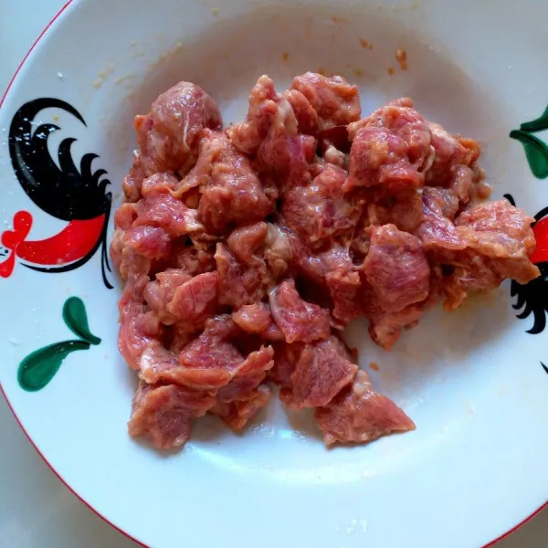 Marinasi daging dengan bumbu marinasi, aduk rata biarkan 1 jam di dalam kulkas.