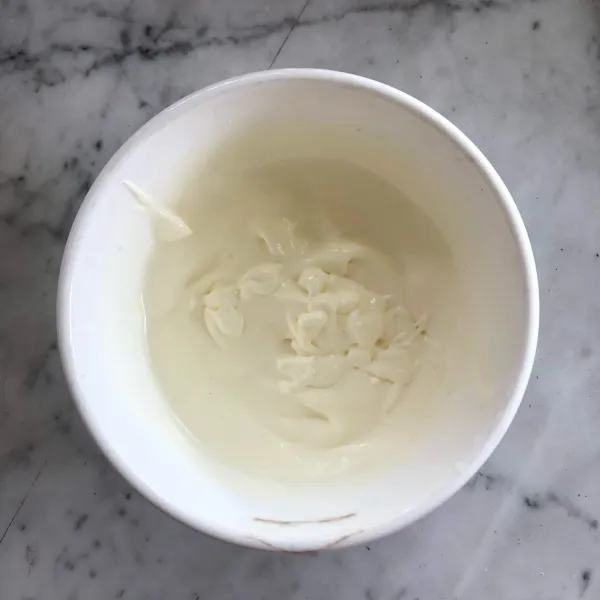 Kocok whipping cream sampai soft peak, sekitar 2 menit dengan kecepatan tinggi.