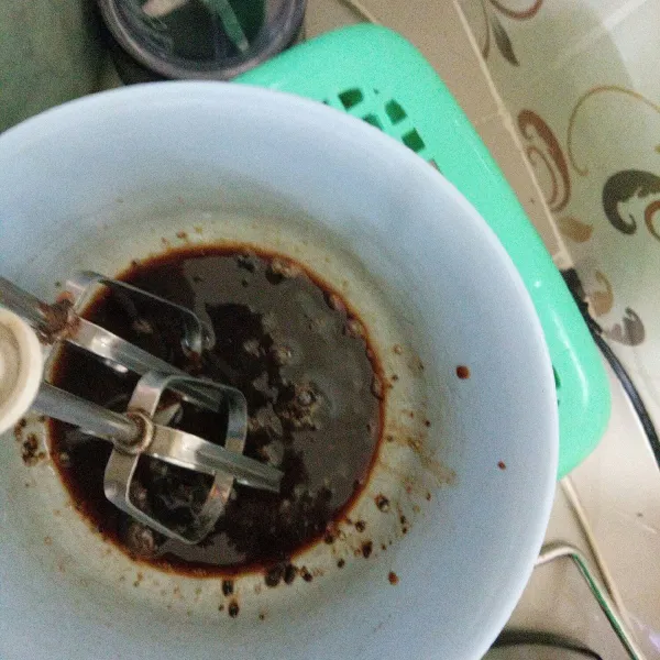 Tambahkan air hangat aduk sebentar kemudian mixer.