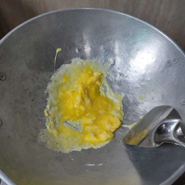 Pertama, panaskan minyak, lalu masukkan telur, aduk-aduk hingga jadi telur orak-arik.
