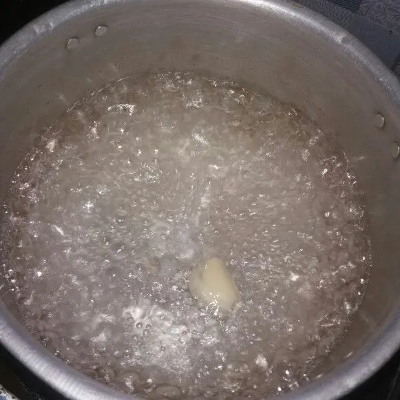 Siapkan panci berisi 350 ml air, beri bawang putih yang sudah dimemarkan lalu masak hingga mendidih.