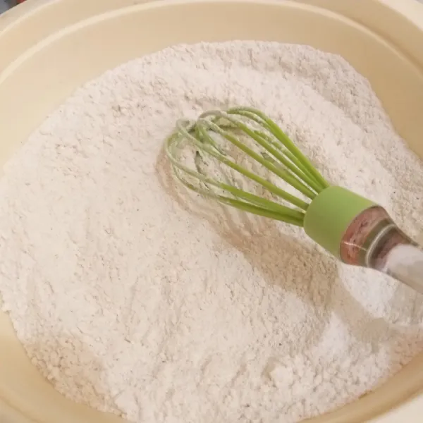Campurkan tepung terigu, tepung maizena, garam, kaldu bubuk, dan lada bubuk.