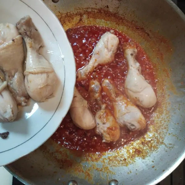 Masukkan ayam lalu tambahkan air, aduk-aduk