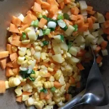 Masukkan sayuran dan air, masak hingga sayuran layu, kemudian masukkan susu, dan sisa bumbu lainnya. Masak hingga air menyusut dan sayuran matang, sisihkan.