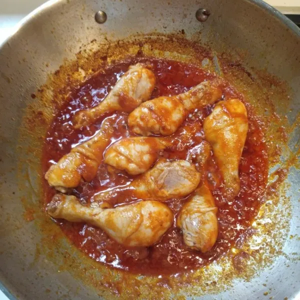 Masak hingga bumbu reduce. Sajikan
