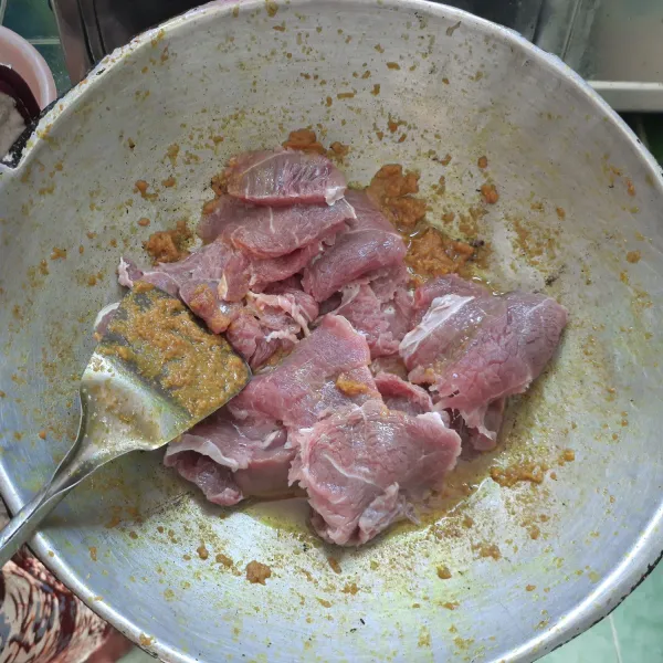 Masukkan daging kemudian aduk rata.