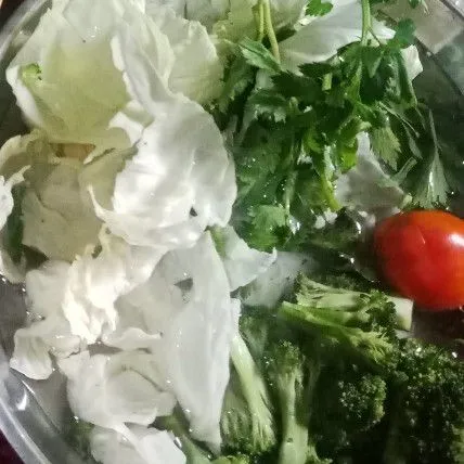 Masukkan kubis, tomat, daun bawang, dan seledri.