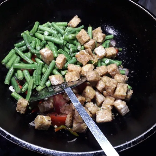 Masukkan tempe dan kacang panjang, aduk rata.