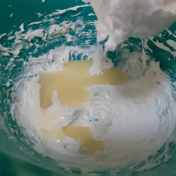 Masukkan susu kental kemudian mixer sebentar saja. Koreksi rasa