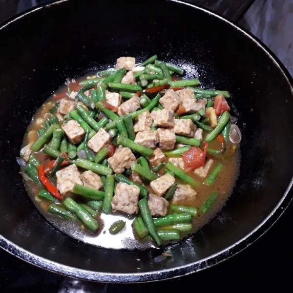 Masak hingga air sedikit menyusut dan kacang panjang cukup matang.