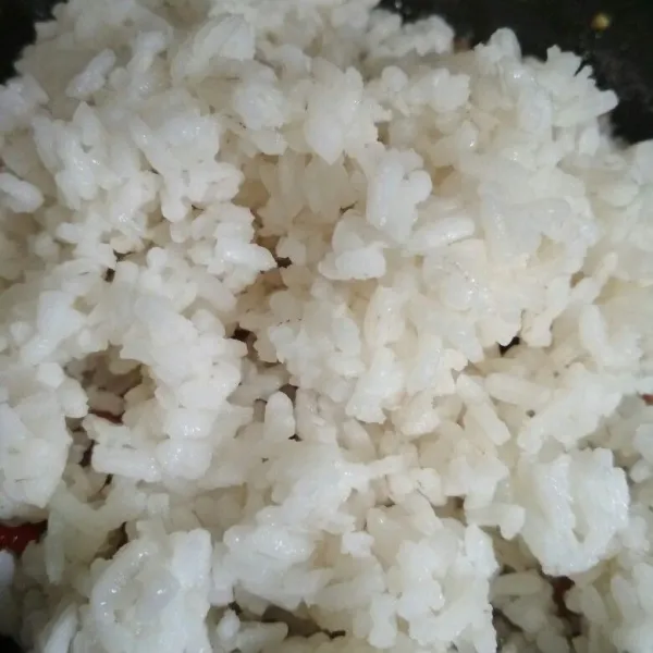 Tambahkan nasi putih dan aduk hingga tercampur rata dengan kornet.