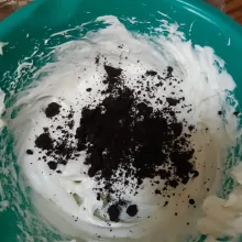 Jika sudah pas tambahkan oreo bubuk lalu aduk rata