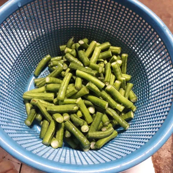 Potong-potong kacang panjang lalu dicuci bersih.