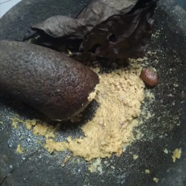 Haluskan jahe, kunyit, ketumbar, merica, kemiri, dan bawang putih.