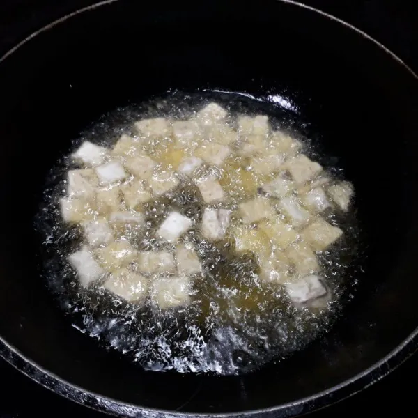 Tempe dipotong dadu, lalu goreng setengah matang.