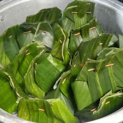 Lalu kukus dalam panci pengukus yang sudah dipanaskan sebelumnya. Kukus kurang lebih 20 menit. Angkat.