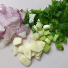 Iris bumbu, panaskan minyak, dan tumis hingga harum.