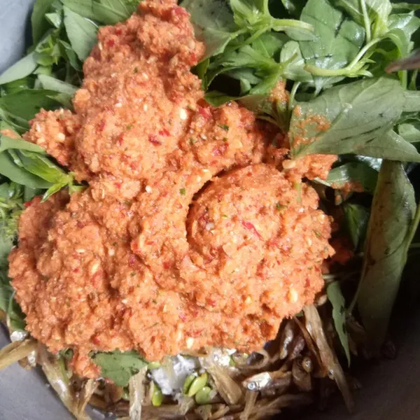 Masukkan tempe, daun kemangi, teri, petai cina, kelapa parut, bumbu halus, garam halus, gula pasir dan kaldu jamur.