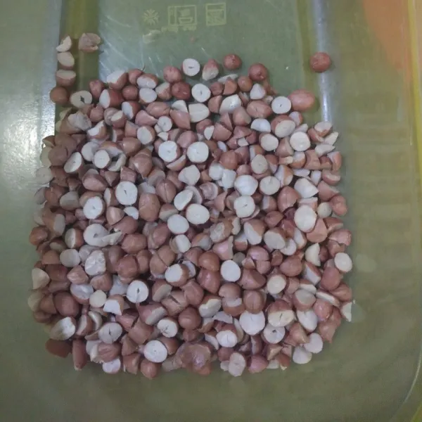 Potong kacang tanah menjadi 2 bagian