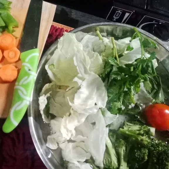 Masukkan wortel, kentang, dan brokoli.