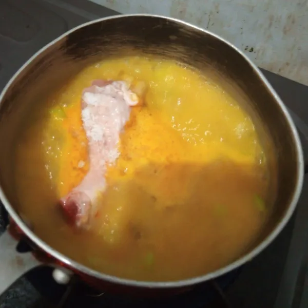 Setelah air mendidih masukkan ayam, garam, kaldu totole masak sampai ayam matang