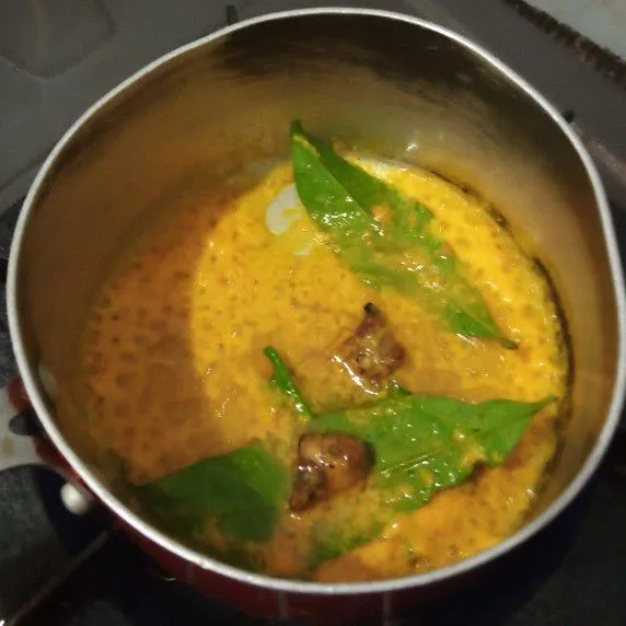 Panaskan minyak tumis bumbu halus, daun salam, daun jeruk dan lengkuas sampai harum