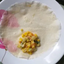 Ambil sedikit isian, simpan dibatasi kulit lumpia siap pakai, dan lipat, sisihkan.