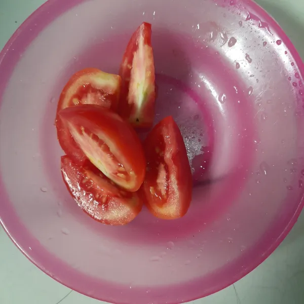Cek rasa, kemudian masukkan irisan tomat merah. Aduk sebentar kemudian matikan api.