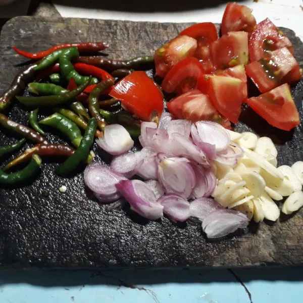 Siapkan bumbu iris.