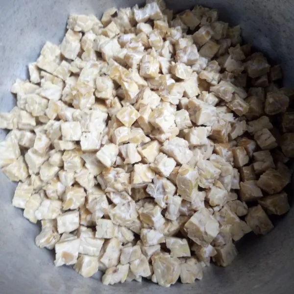 Kukus tempe selama 10 menit. Lalu angkat.