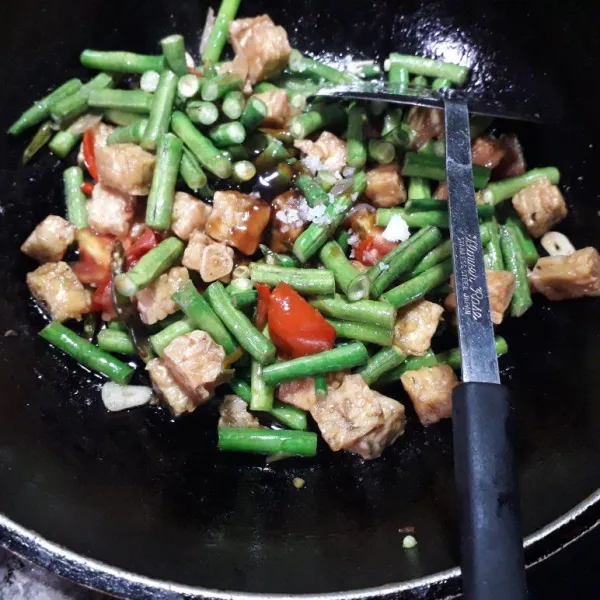 Masukkan saus tiram, gula pasir, dan garam, aduk hingga rata.