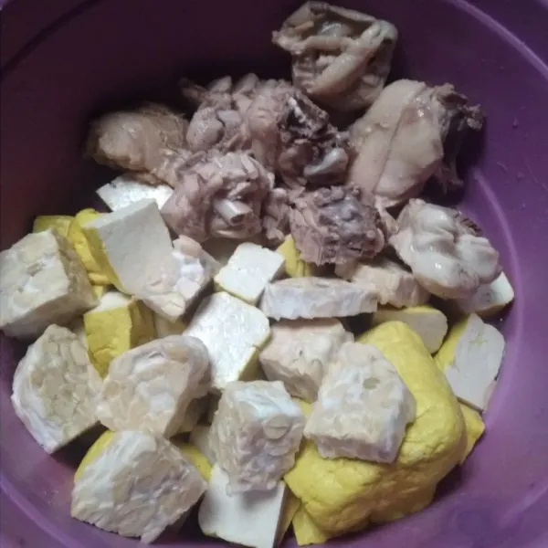 Ayam direbus dulu kira-kira selama 10 menit, cuci bersih dan potong tahu dan tempe.