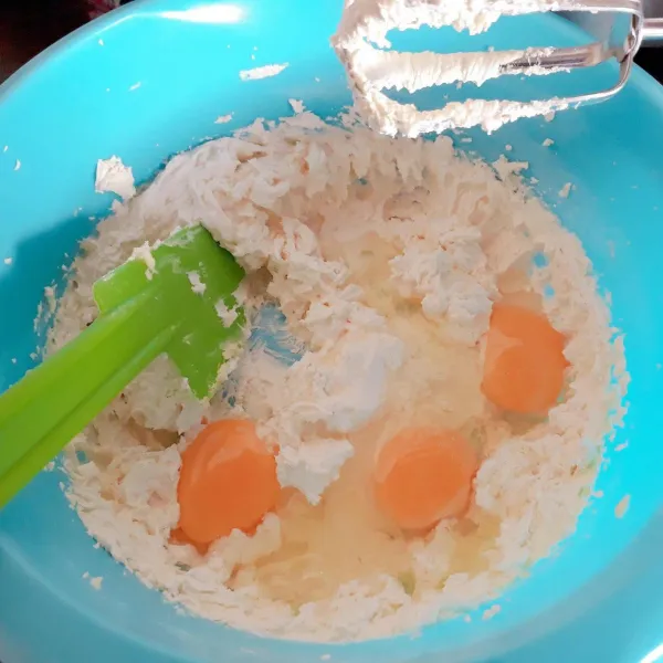 masukkan telur, mixer hingga rata (3 menit)