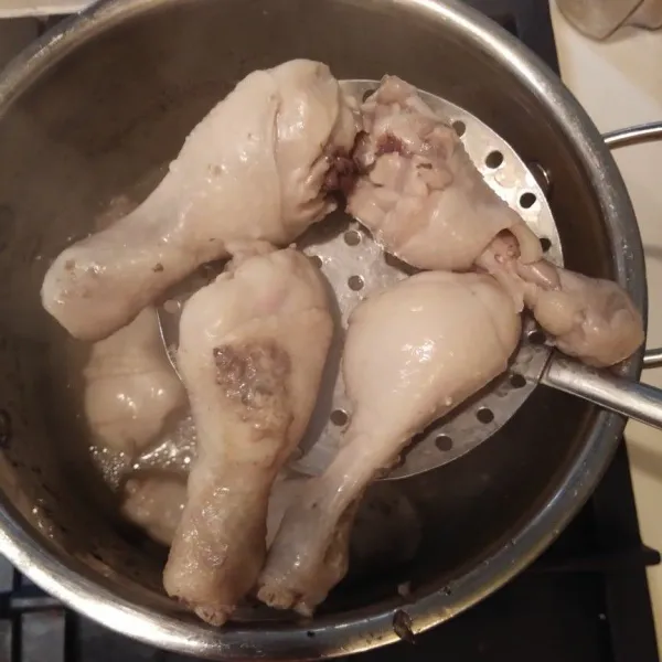 Setelah ayam matang angkat dan tiriskan