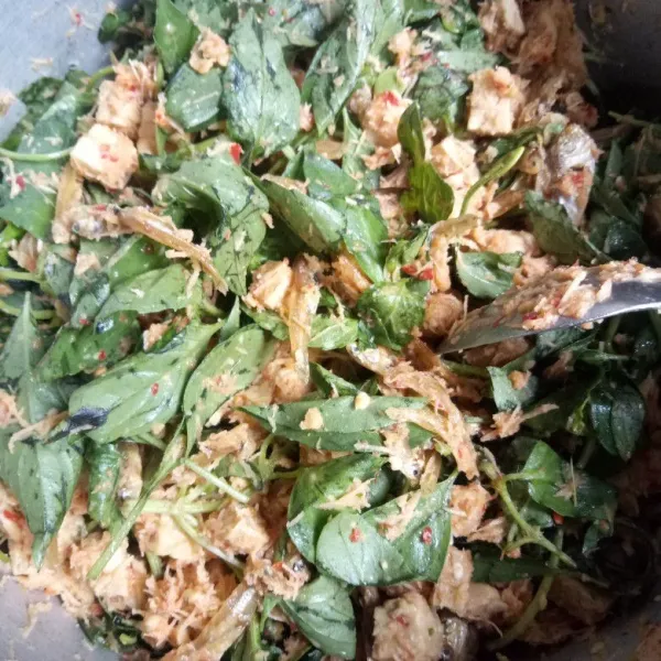 Aduk hingga benar-benar tercampur rata. Koreksi rasa nya.