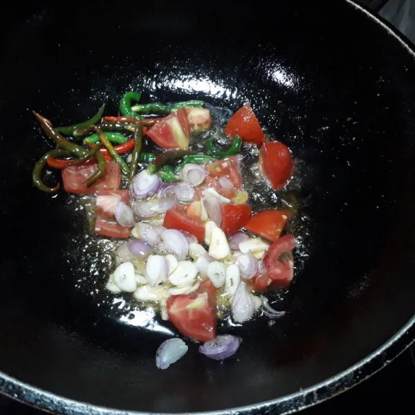 Tumis bumbu iris hingga harum.