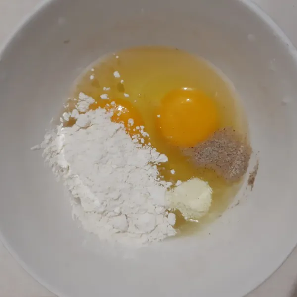 Campurkan tepung, merica, kaldu ke telur dalam mangkuk, kocok
