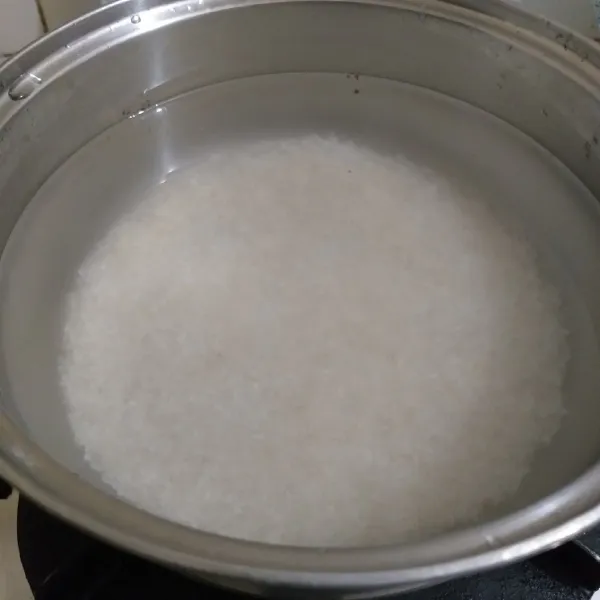 Rebus dengan air dengan api kecil saja sampai beras menjadi pecah.