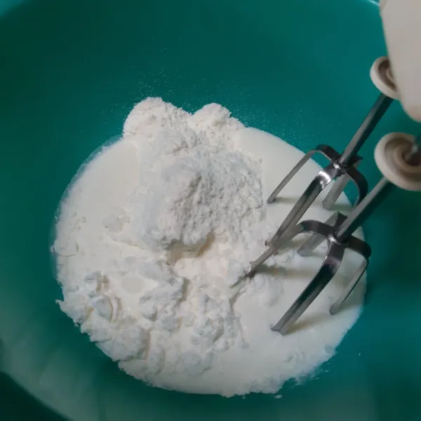 Mixer whipped cream bubuk dgn susu dingin (harus dingin ya) hingga mengental atau soft peak