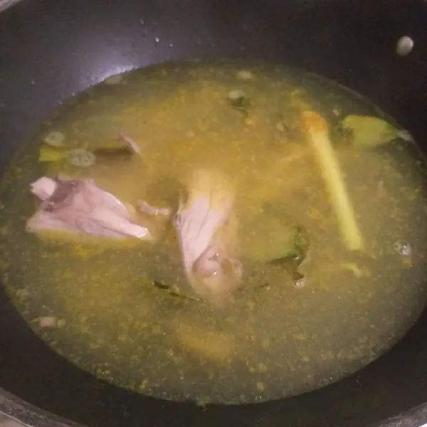 Setelah bumbu harum dan matang, masukkan rebusan ayam dan kaldunya.
