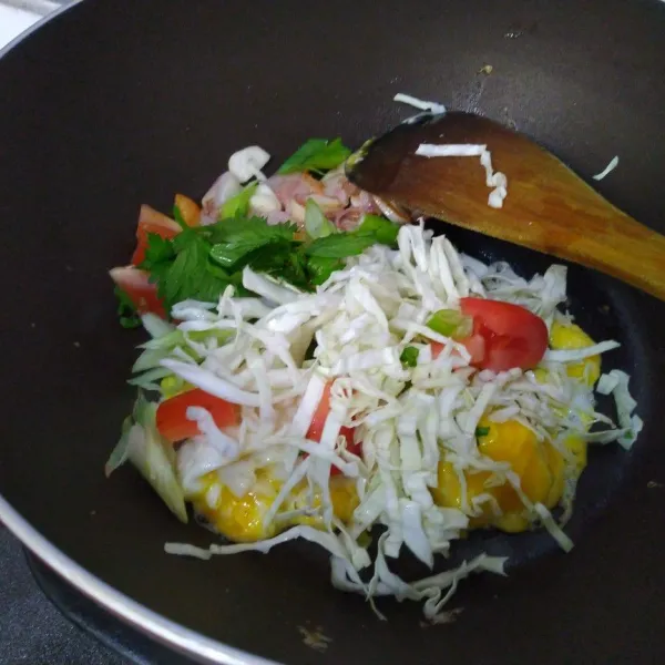 Lalu masukkan irisan bawang prei, seledri, tomat dan kol. Aduk rata. Lalu tuang secukupnya air.